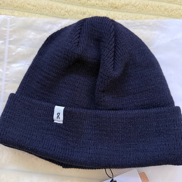 On Running Merino Beanie – Navy – One Size – Unisex - Picture 1 of 4